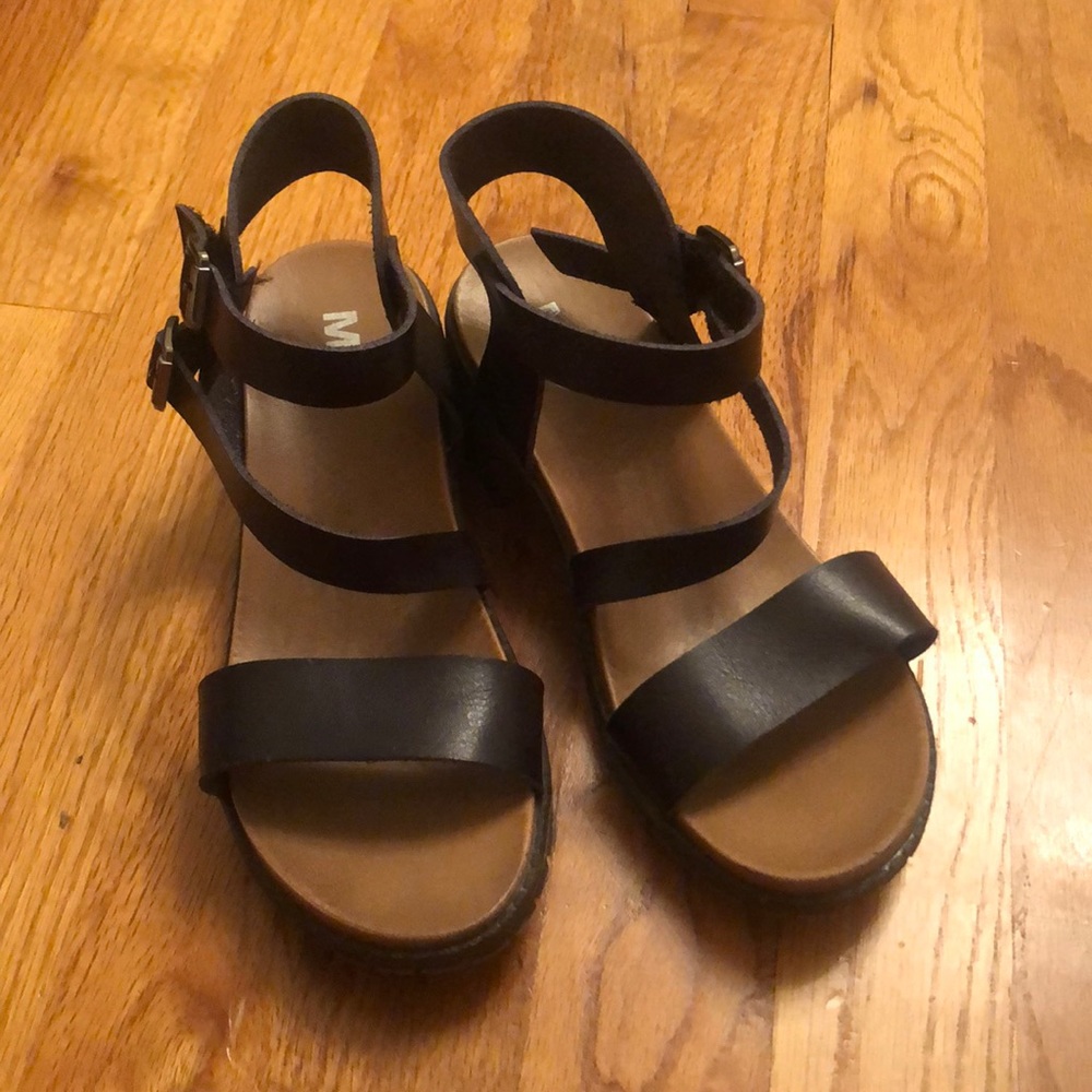 Dress sanders with tiny heel